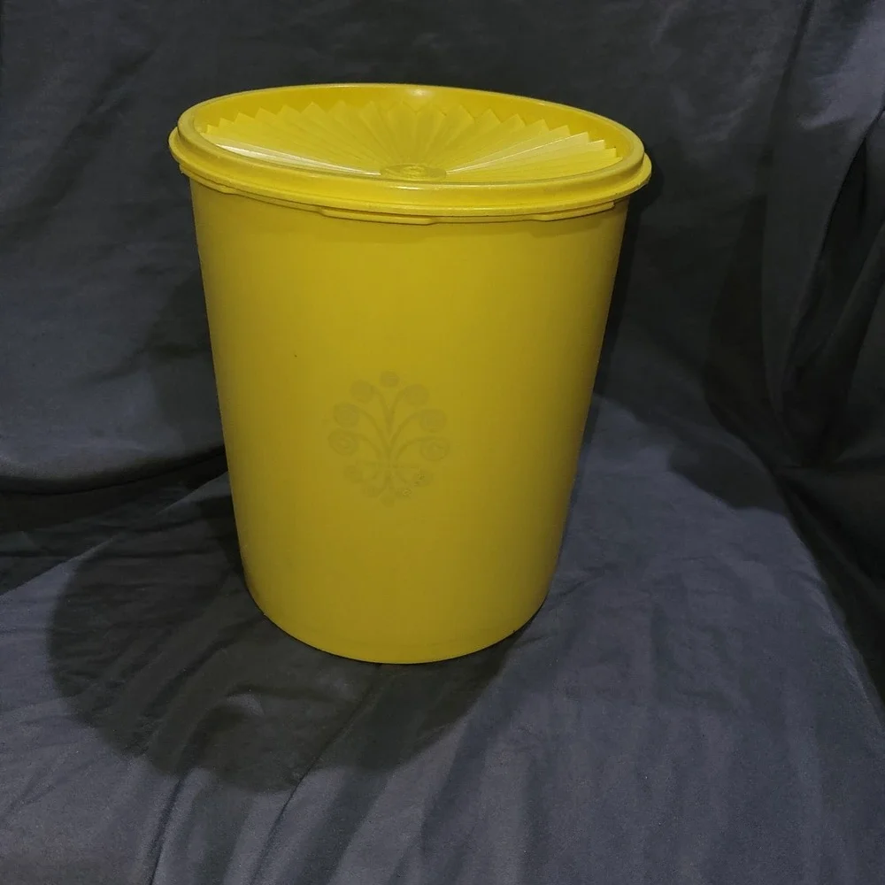 Vintage Tupperware Servalier 805-5 Yellow Large Canister 16 C Capacity